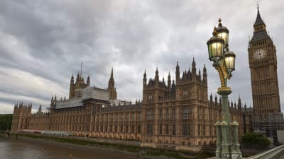 Parlamentsbyggnaden och Big Ben i London.