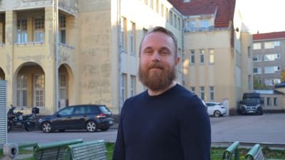 Bilden visar Fredrik Löfberg som står på Maria 01:s innergård.