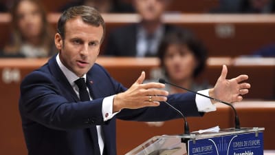 Frankrikes president Emmanuel Macron gestikulerar i en talarstol. 