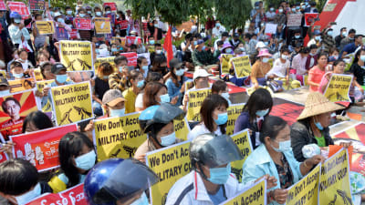 Också i huvudstaden Naypyidaw, som militären grundade 2005, har demonstrationerna varit oväntat stora. De här demonstranterna samlades där på söndagen. 