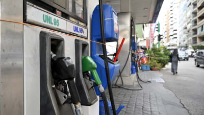 Många bensinstationer i Libanon som denna i huvudstaden Beirut, har tvingats att på grund av bristen på bränsle.