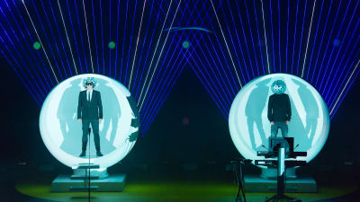 Pet Shop Boys lavalla isoissa kuplissa. Kuva konserttitaltiosta Inner Sanctum.