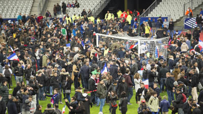 En folksamling på fotbollsplanen.