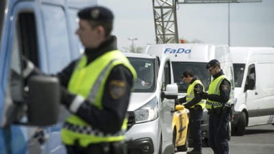 Österrikiska poliser kontrollerar bilar vid gränsen till Ungern i jakt på illegala invandrare 25.4.2016