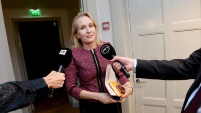 Riksförlikningsmannen Minna Helle intervjuas 