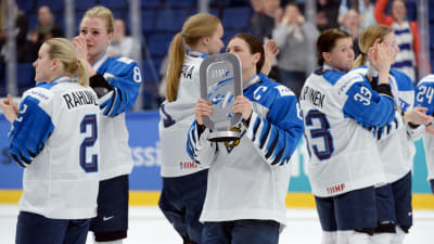 Jenni Hiirikoski efter finalförlusten mot USA.