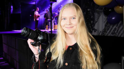 Jessica Ehrström följer med Isac Elliots soundcheck.