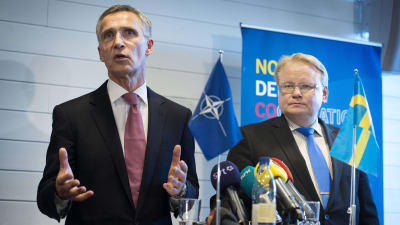 Natos generalsekreterare Jens Stoltenberg och Sveriges försvarsminister Peter Hultqvist.