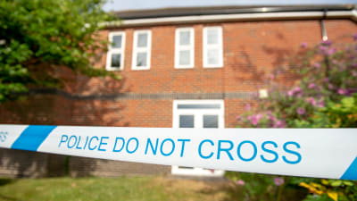 Det hus där paret hittades i Amesbury tillhör de platser som nu avspärrats av polisen. 
