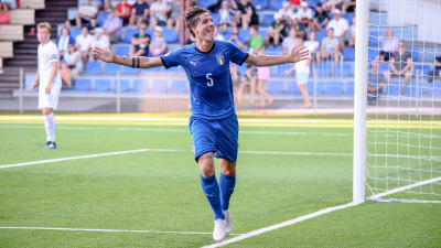Nicolo Zaniolo jublar efter sitt mål mot Finland