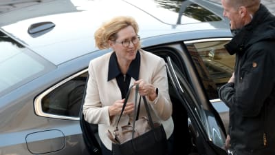 Arbetsminister Tuula Haatainen (SDP) på väg till Ständerhuset