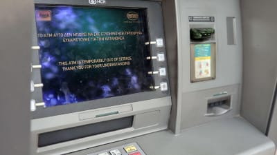 En bankomat ur funktion i Aten, Grekland den 29 juni 2015.