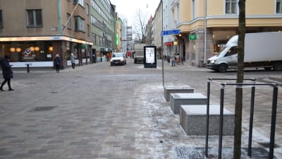Bilar på Stora Robertsgatan i Helsingfors.