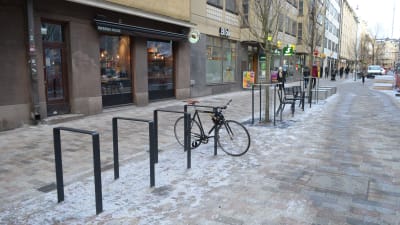 Cykel och cykelställ på Stora Robertsgatan.