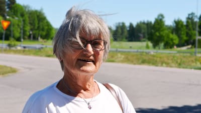 Inger Skogberg vid fästingbussen i Söderkulla 30.05.18