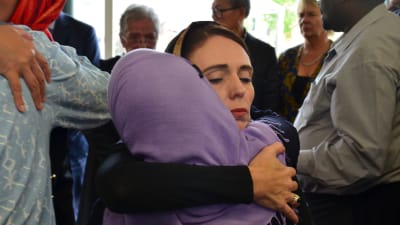 Premiärminister Jacinda Ardern mötte anhöriga och vänner till offren i Christchurch på lördagen. 