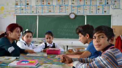 Romska barn går i skola i Rumäninen.