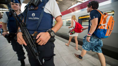 Poliser och passagerare på en järnvägsstation i Bryssel dagen efter att ett terrrodåd avvärjts på ett tåg från Bryssel till Paris.