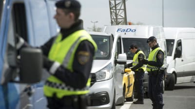 Österrikiska poliser kontrollerar bilar för att stävja illegal invandring.