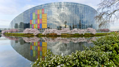 Europaparlamentets officiella säte, Louise Weiss-byggnaden i Strasbourg.