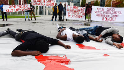 Etiopier i Berlin protesterade nyligen mot människorättsbrott i Etiopien. Demonstranterna krävde också att förbundskansler Angela Merkel ställer in ett planerat besök i Addis Abeba