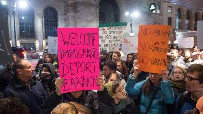 Demonstration i New York mot Steve Bannon.