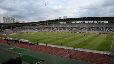 En fotbollsmatch på en stadion.