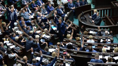 Medlemmar av det polska parlamentets underhus "Sejm" röstar om reformen som skulle ge politikerna makt att utse Högsta domstolens domare.