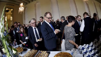 Statsminister Juha Sipilä (C) deltar i kaffebjudningen vid det renoverade Riksdagshusets återinvigning.