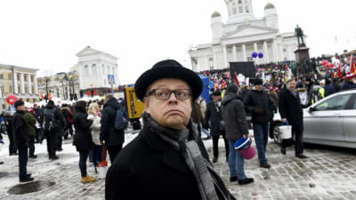 Riksdagsledamoten Juhana Vartiainen (Saml) försvarade aktiveringsmodellen under manifestationen mot den.