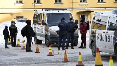 Polisen övervakar demonstrationer på Narinken i Helsingfors.