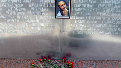 Blommor vid en minnesvägg nära den "mördade" journalisten Arkadij Babtjenkos tidigare hus i Moskva.