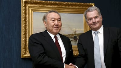 Kazakstans och Finlands presidenter skakar hand.