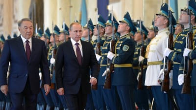 Kazakstan har utomordentliga relationer med Ryssland, även om Nursultan Nazarbajev var kritisk mot president Vladimir Putins beslut att ockupera och annektera Krim 