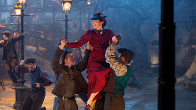 MAry Poppins lyfts upp av två sotare.