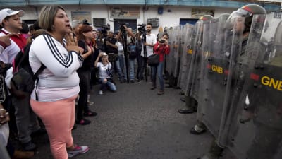 Militären hejdar venezuelaner som försöker ta sig in i Colombia via Urena.