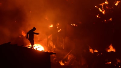 Den stora branden som förstörde 15 000 hem i ett slumområde i huvudstaden Dhaka i Bangladesh den 16 augusti 2019.