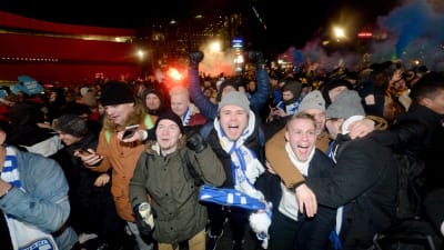Hurrande, glada finländare efter matchen som tog Finlands fotbollsherrar till EM.