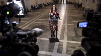 Statsminister Sanna Marin (SDP) presenterar regeringens linje gällande de finländska medborgarna i lägret al-Hol i Syrien.