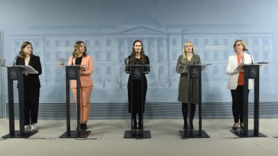 Li Andersson, Katri Kulmuni, Sanna Marin, Maria Ohisalo och Anna-Maja Henriksson på rad under en presskonferens.