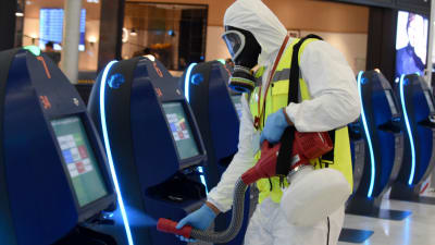 Desinfektion av flyplatsen Paris-Orly som öppnades 26.6.2020 efter tre månaders nedstängning på grund av coronapandemin