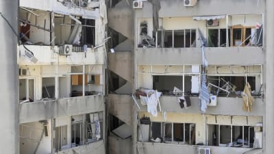 Beirutilaisten asuntojen ikkunoita rikkoutui laajalla alueella.