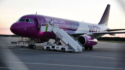 Wizz Airs flygplan på Åbo flygplats.