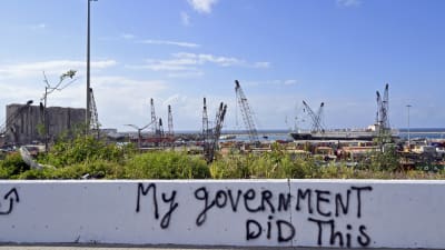"Min regering gjorde detta" har någon skrivit på en mur vid hamnen i Beirut, som förstördes i en enorm explosion i augusti i fjol. 