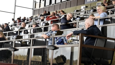 Publik i läktaren på travbanan i Vermo. 