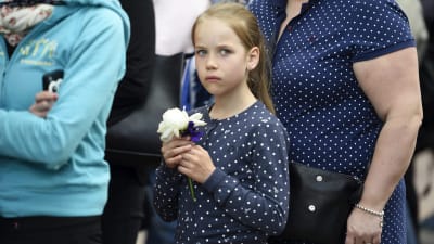 Liinu Nevalainen för en ros till president Mauno Koivistos grav i Helsingfors den 25 maj 2017.