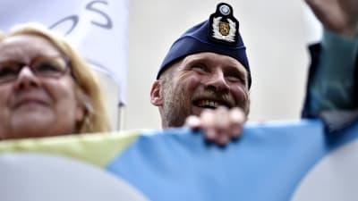Polisen Måns Enqvist deltog i Prideparaden i Helsingfors i sin arbetsuniform den 1 juli 2017.