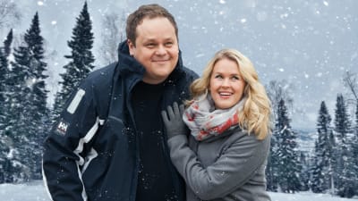 Jukka Isojoki och Hannah Norrena poserar i vinterlandskap. 