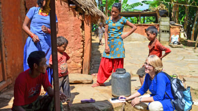 Maria Westerling från FInska missionssällskapet pratar med bybor i Nepal 