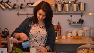 Hanan Sneih häller upp kaffe. 